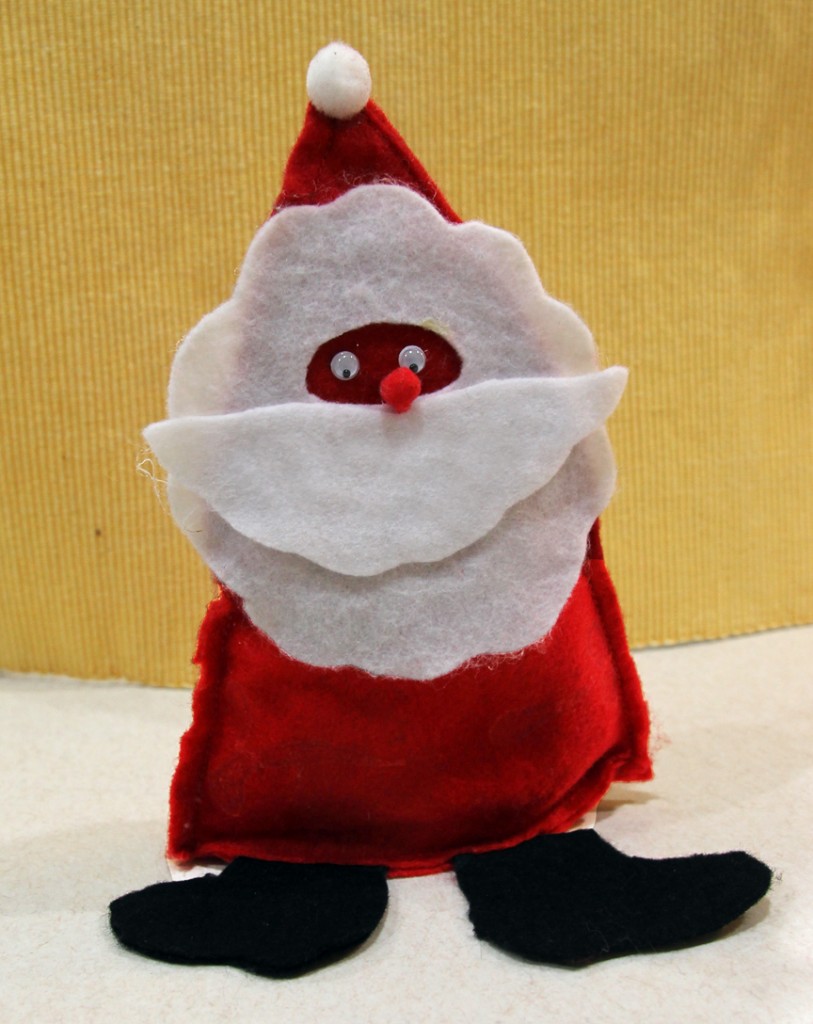 This is an easy felt Santa that you can make with your kids. Fill with candy and give away as a neighbor or teacher gift. Or keep it for yourself!!