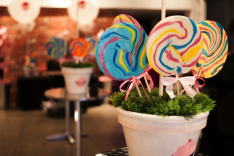 How do you create lollipop centerpieces?