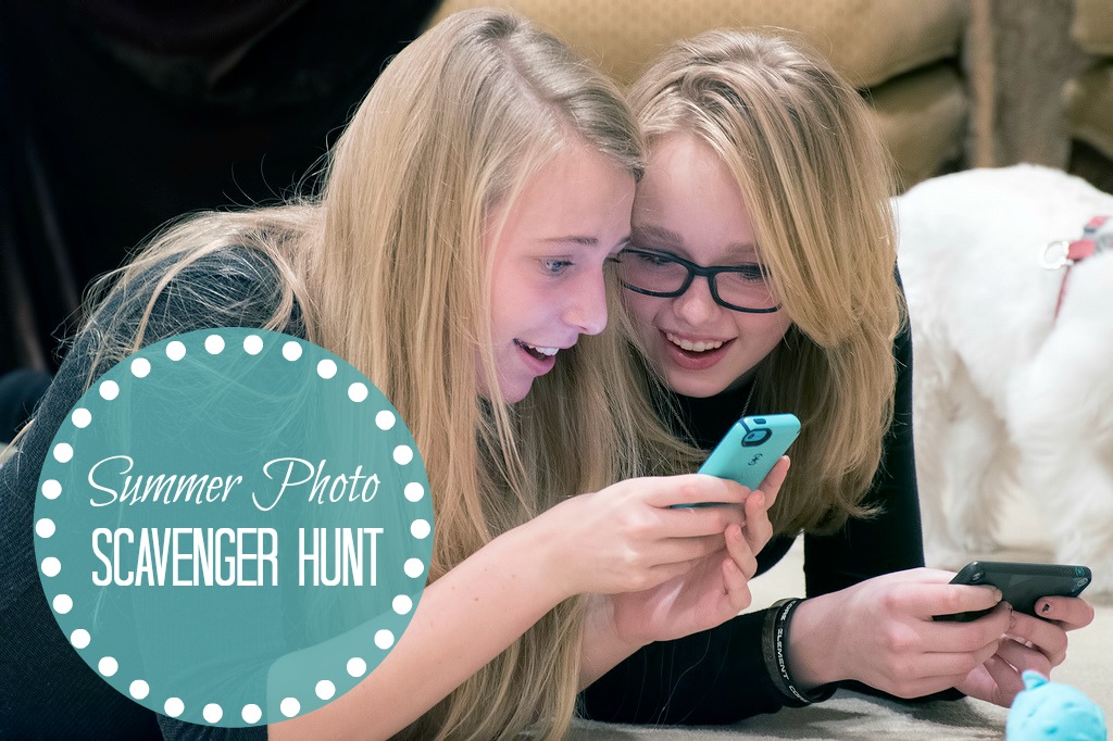 This photo scavenger hunt is a fun activity for tweens and teens! All they need is their cellphone. Free printables available. 